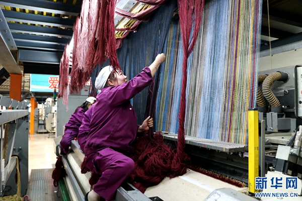 工人编织地毯