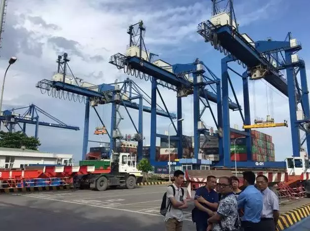 代表团参观越南胡志明市最大港口吉拉港